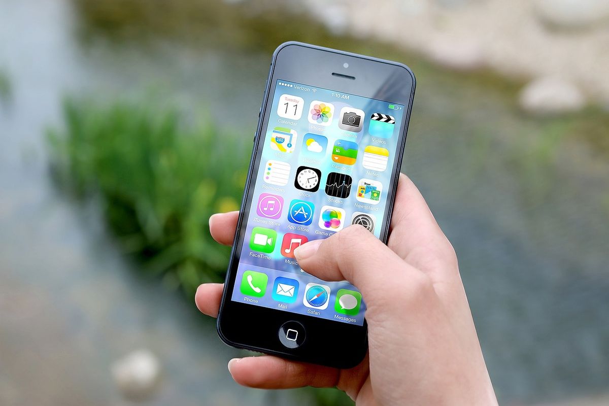 Een smartphone met ongebruikte apps op het startscherm